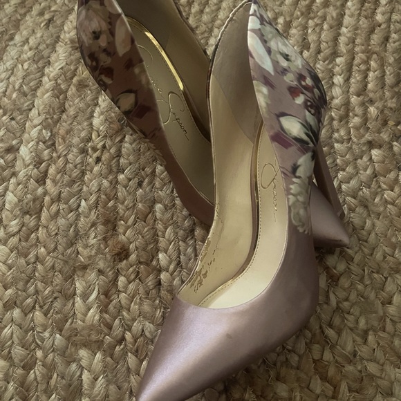 Jessica Simpson Cassani Satin Pump. - Picture 1 of 3